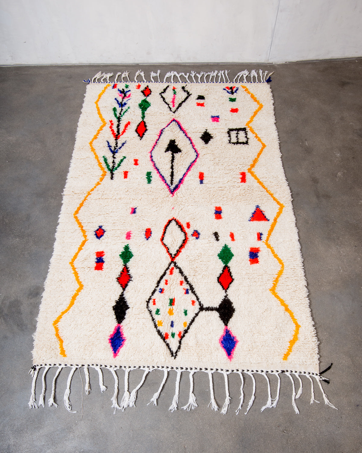 Modern designer handcrafted Berber rug from Morocco. Azilal rug with beautiful colours and patterns. Made of sheep’s wool and colourful cotton.